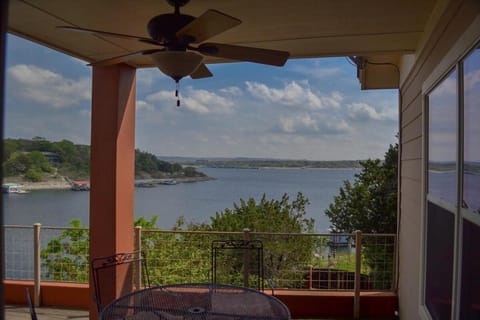 Heavenly Waterfront Retreat - Boat dock, DEEP cove Villa in Lago Vista