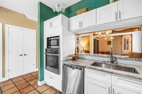 Kitchen or kitchenette, dishwasher, oven, pet friendly