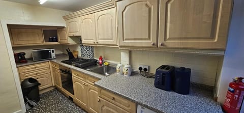 Coffee/tea facilities, Kitchen or kitchenette, microwave, oven, stove