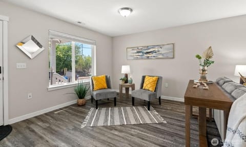 Cottage on Warner - Cozy Getaway Close to Seattle House in Lakewood