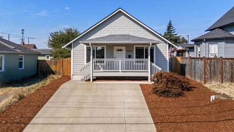 Cottage on Warner - Cozy Getaway Close to Seattle House in Lakewood