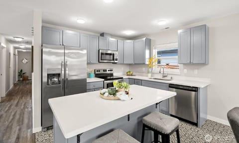 Cottage on Warner - Cozy Getaway Close to Seattle House in Lakewood