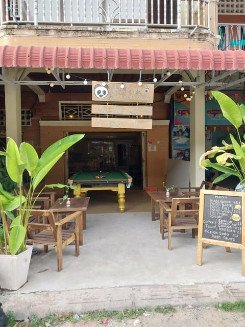 Property building, Patio, Restaurant/places to eat, Day
