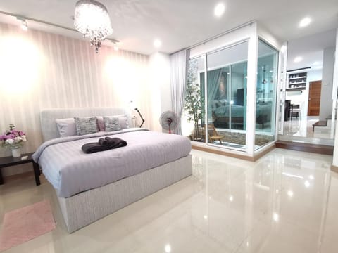 Bed, Decorative detail, Bedroom, Inner courtyard view, towels