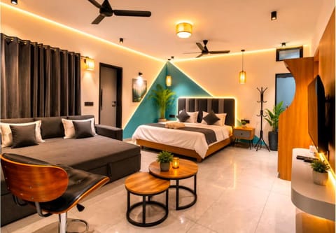 Bed, Photo of the whole room, Seating area, Bedroom