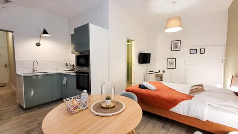 Bed, TV and multimedia, Kitchen or kitchenette, Living room, Photo of the whole room, Seating area, Bedroom, oven, towels