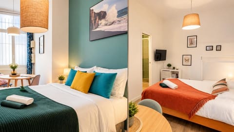 Toilet, Bed, Night, TV and multimedia, Coffee/tea facilities, Photo of the whole room, cot, internet