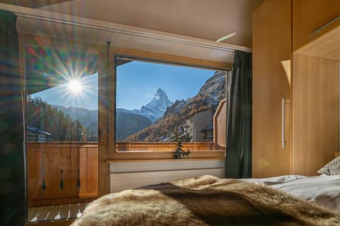 Bed, Natural landscape, Photo of the whole room, Bedroom, Mountain view