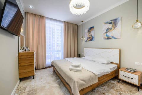 Bed, TV and multimedia, Photo of the whole room, Bedroom, towels