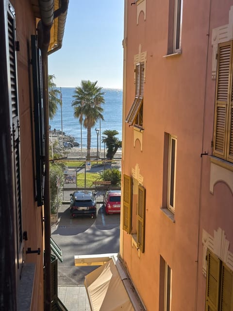 Sea view, Street view