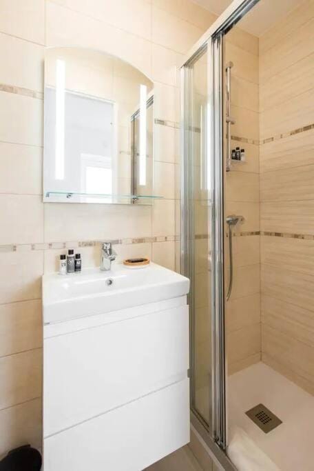 Appartement moderne & cosy Suresnes Apartment in Suresnes