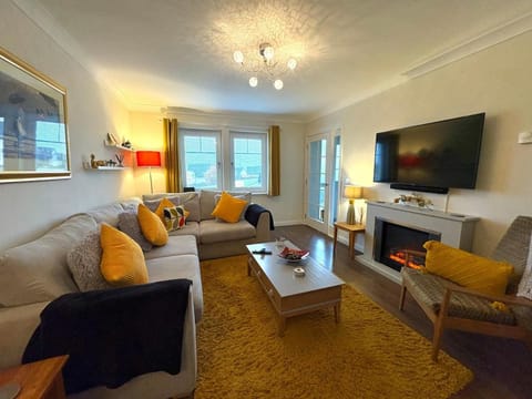 Communal lounge/ TV room, TV and multimedia, Living room, Seating area, Evening entertainment