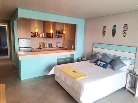 Bed, Coffee/tea facilities, Kitchen or kitchenette, Living room, Photo of the whole room, Bedroom