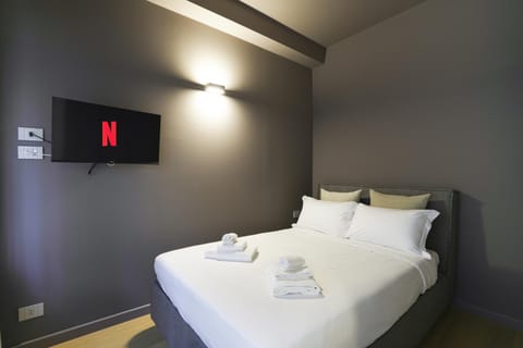 Bed, TV and multimedia, Photo of the whole room, Bedroom, towels