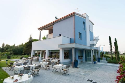 Restaurant/places to eat, Facade/entrance, Garden, Balcony/Terrace, Lunch, Dinner