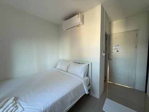 Photo of the whole room, air conditioner