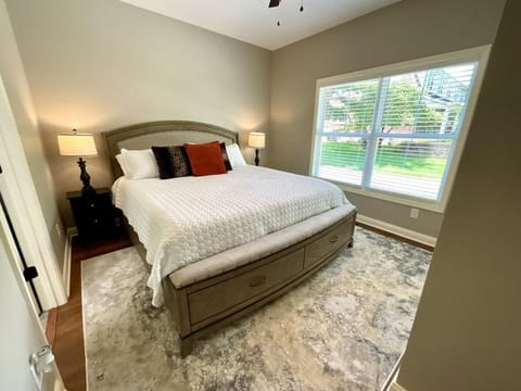 Man o War Cottage House in Versailles