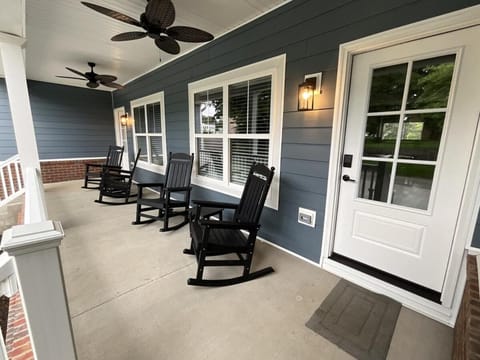 Man o War Cottage House in Versailles