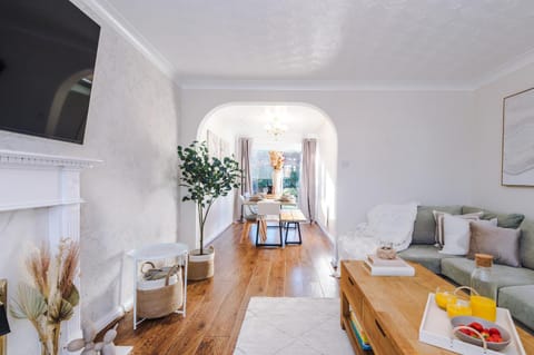 Peaceful 3 Bedroom Detached Home with ample parking, only 7 mins to Chester - sleeps 5 House in Chester