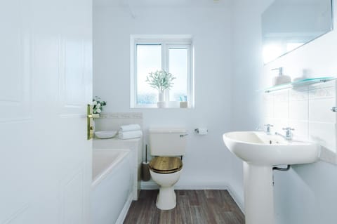 Peaceful 3 Bedroom Detached Home with ample parking, only 7 mins to Chester - sleeps 5 House in Chester