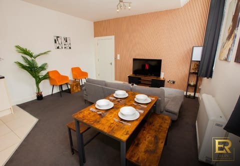 Communal lounge/ TV room, TV and multimedia, Living room, Seating area, Dining area, Evening entertainment