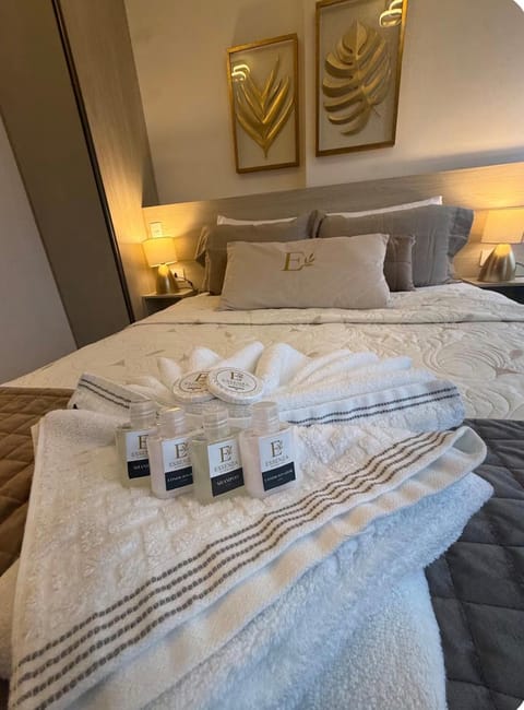 Bed, towels