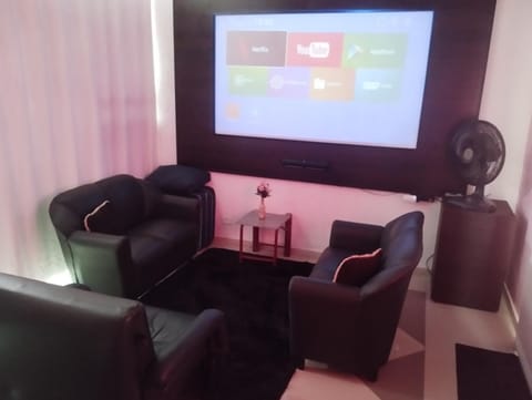 Communal lounge/ TV room, TV and multimedia, Living room, Seating area, Evening entertainment