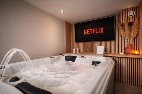 Hot Tub, TV and multimedia