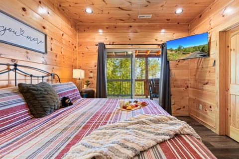 Bed, TV and multimedia, Food and drinks, Photo of the whole room, Bedroom, Food, wardrobe