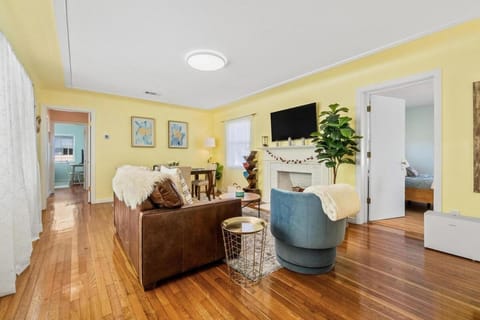 Visit Nonna's Beach Cottage & Enjoy the Sunshine with a Short Walk to the Beach! House in Redington Beach