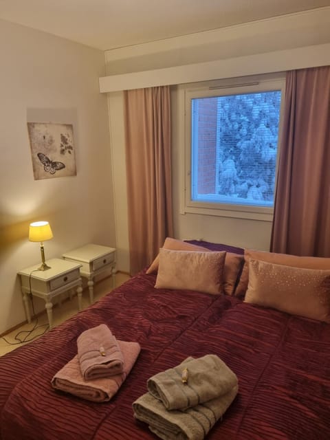 Bed, Photo of the whole room, towels