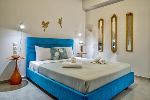 Bed, Photo of the whole room, Decorative detail, Bedroom, towels