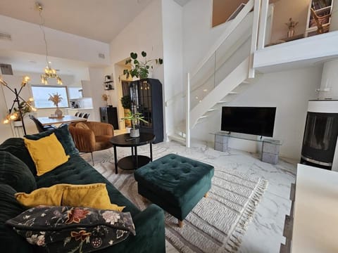 Communal lounge/ TV room, TV and multimedia, Living room