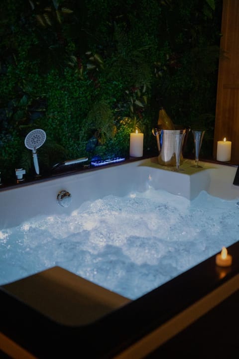 Hot Tub, Sauna