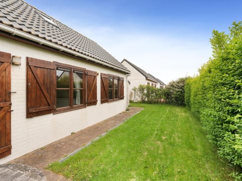 Property building, Summer, Garden