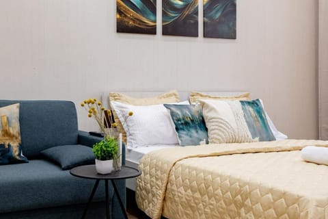 Bed, Living room, Photo of the whole room, Seating area, Bedroom