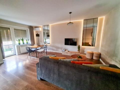 TV and multimedia, Living room, Seating area, Dining area