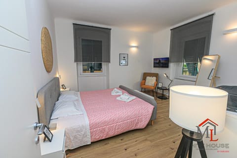 Bed, TV and multimedia, Photo of the whole room, Bedroom