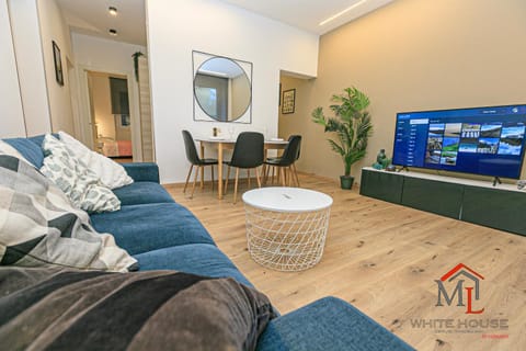 TV and multimedia, Living room, Seating area, Evening entertainment