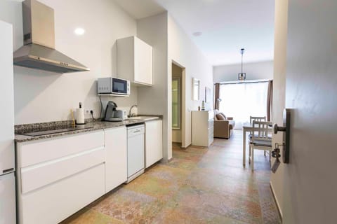 Kitchen or kitchenette, dishwasher, toaster