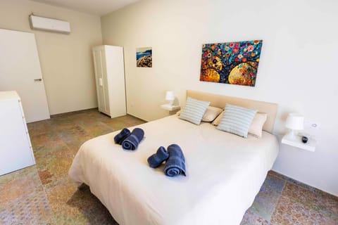 Bed, Photo of the whole room, Bedroom, towels, wardrobe, air conditioner