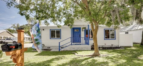 Patio, Facade/entrance, Garden, Quiet street view