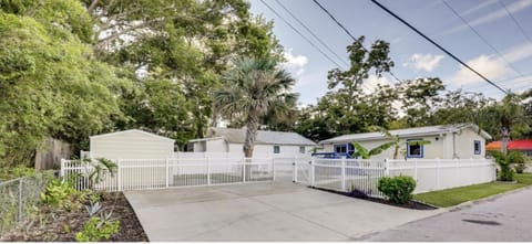 Property building, Facade/entrance, Garden, Quiet street view