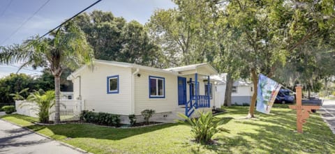 Facade/entrance, Garden, Quiet street view