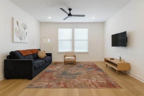 A plus Location WorkerFriendly KINGbed Pool Gym Modern Apartment in Sherman