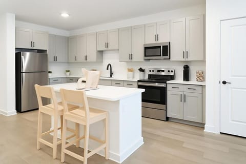 A plus Location WorkerFriendly KINGbed Pool Gym Modern Apartment in Sherman