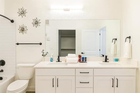 A plus Location WorkerFriendly KINGbed Pool Gym Modern Apartment in Sherman