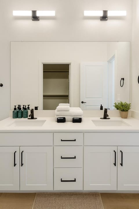 Cozy & Chic - Worker Friendly Apartment in Sherman