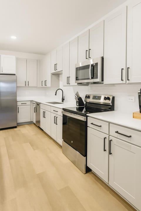 Cozy & Chic - Worker Friendly Apartment in Sherman