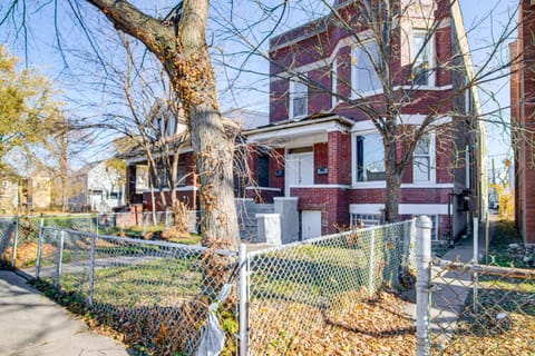 Close to Univ of Chicago - Extended Stays Welcome Apartment in Englewood